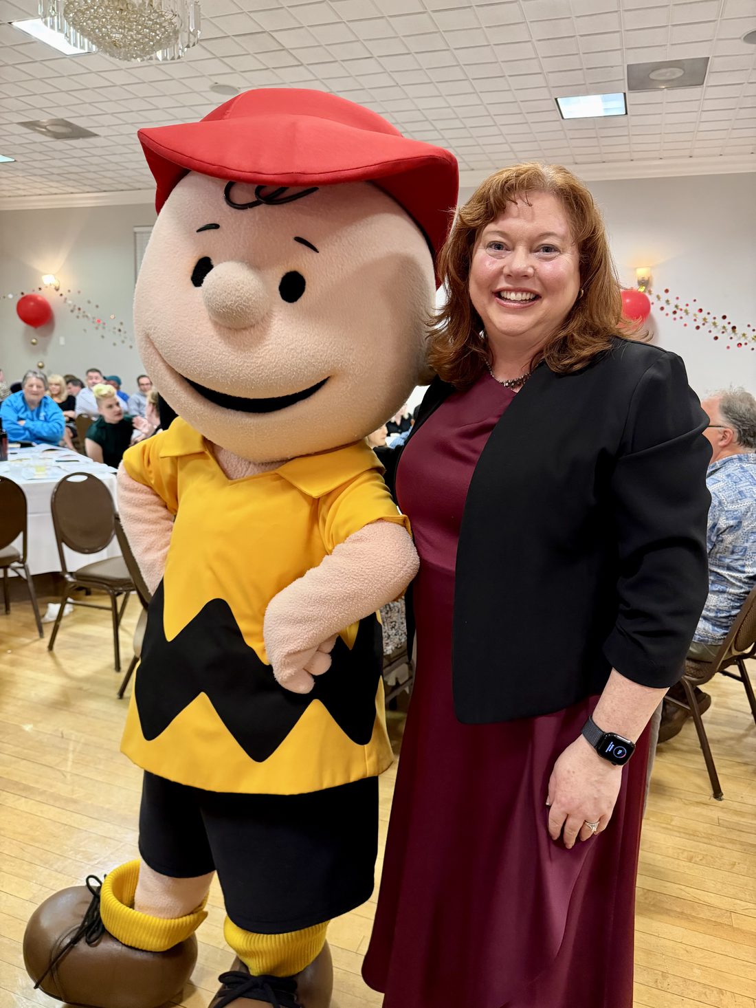 Kimberley Williams con la mascota de Charlie Brown en la cena del Desfile de Campeones.