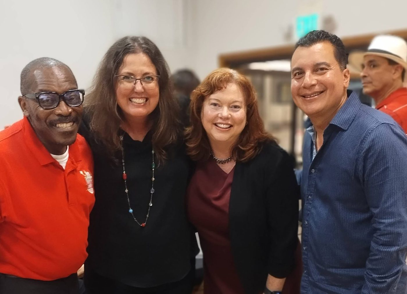 Kimberley Williams con líderes comunitarios en la Cena Anual y Subasta del Desfile de Campeones.
